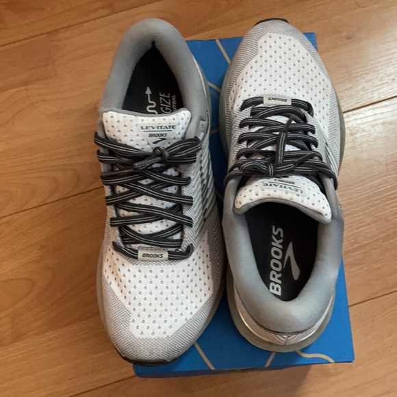 Brooks Sneakers GREAT condition - Picture 3 of 4